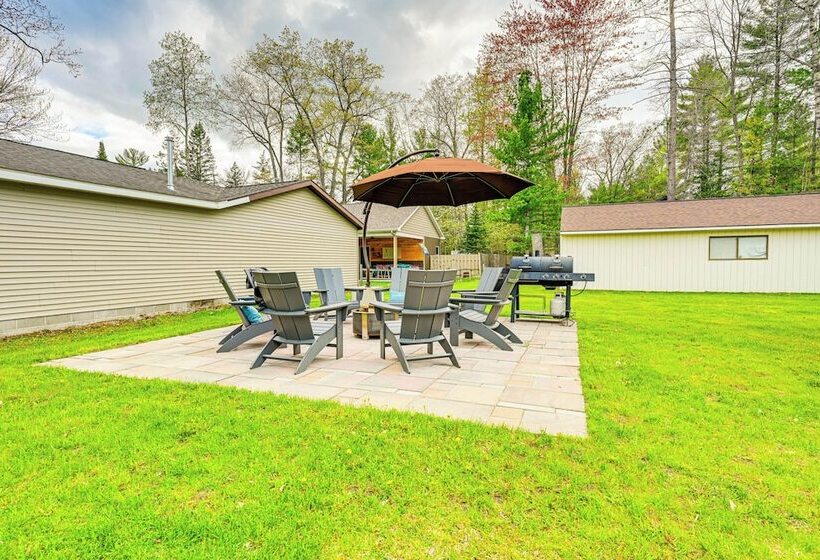 Dog Friendly Roscommon Cabin, Walk To Higgins Lake