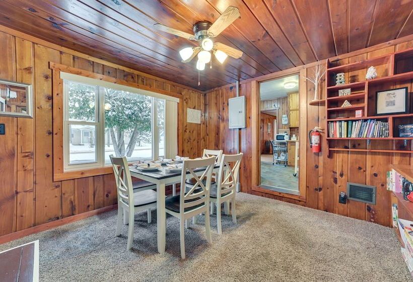 Dog Friendly Roscommon Cabin, Walk To Higgins Lake