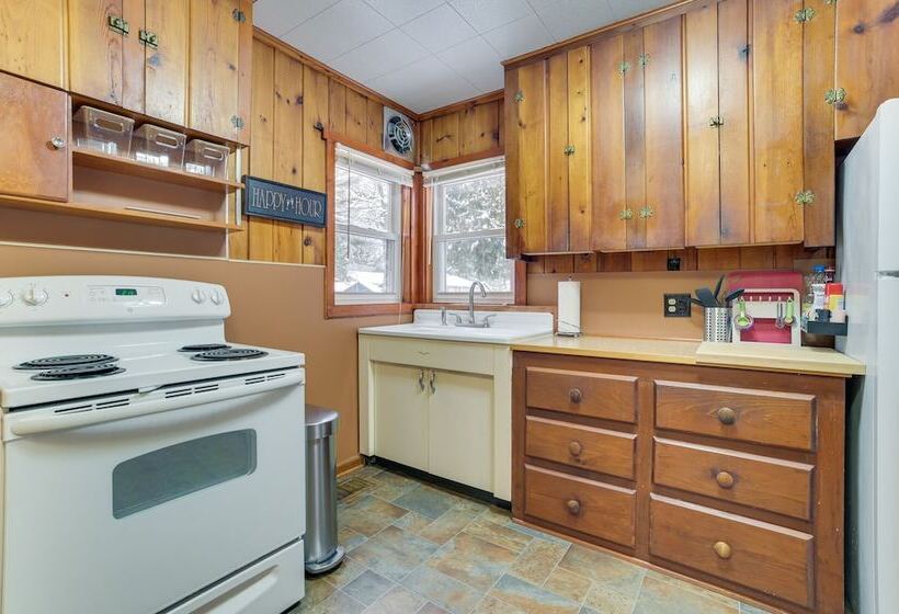 Dog Friendly Roscommon Cabin, Walk To Higgins Lake