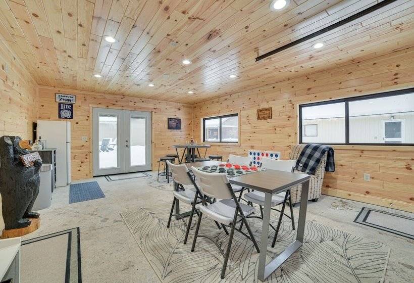 Dog Friendly Roscommon Cabin, Walk To Higgins Lake