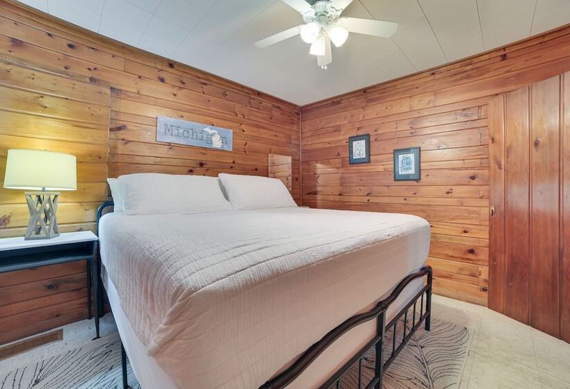 Dog Friendly Roscommon Cabin, Walk To Higgins Lake