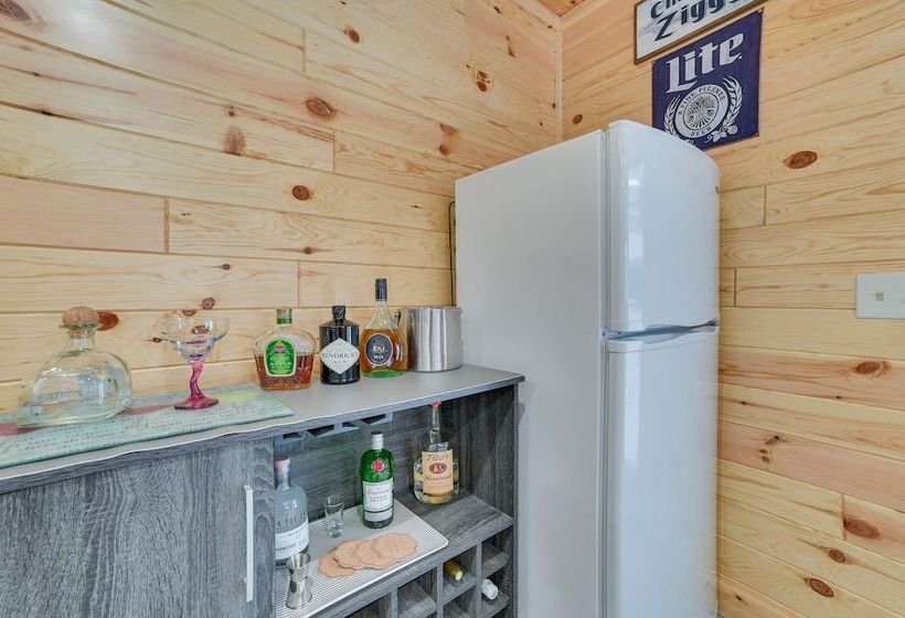 Dog Friendly Roscommon Cabin, Walk To Higgins Lake