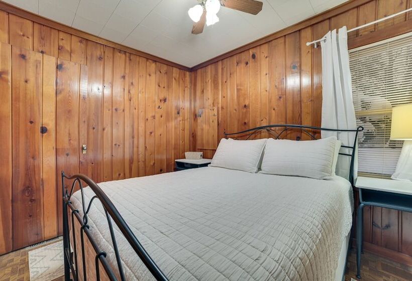 Dog Friendly Roscommon Cabin, Walk To Higgins Lake