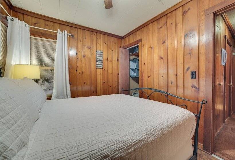 Dog Friendly Roscommon Cabin, Walk To Higgins Lake