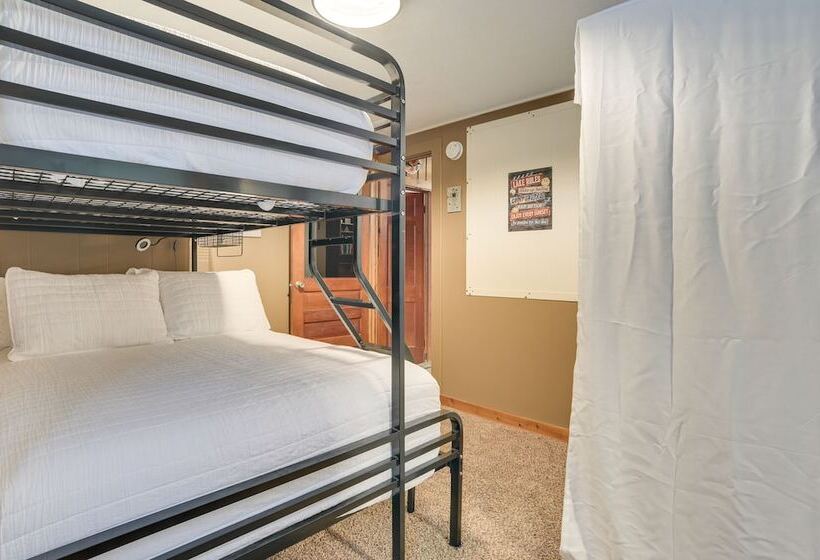 Dog Friendly Roscommon Cabin, Walk To Higgins Lake