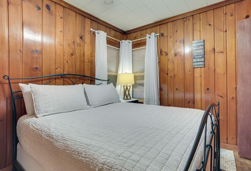 Dog Friendly Roscommon Cabin, Walk To Higgins Lake