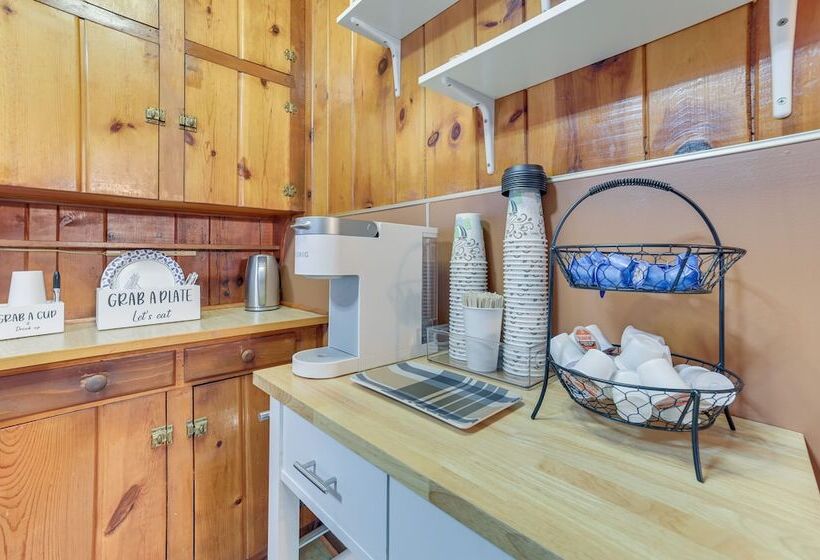 Dog Friendly Roscommon Cabin, Walk To Higgins Lake