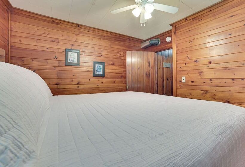 Dog Friendly Roscommon Cabin, Walk To Higgins Lake