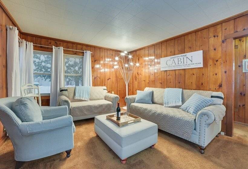 Dog Friendly Roscommon Cabin, Walk To Higgins Lake