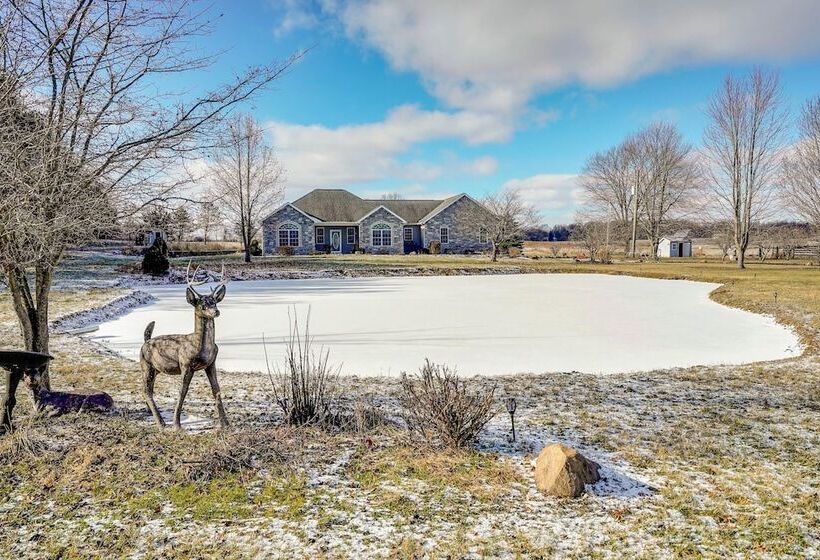 Elegant Pataskala Home W/ Hot Tub & Fire Pit!