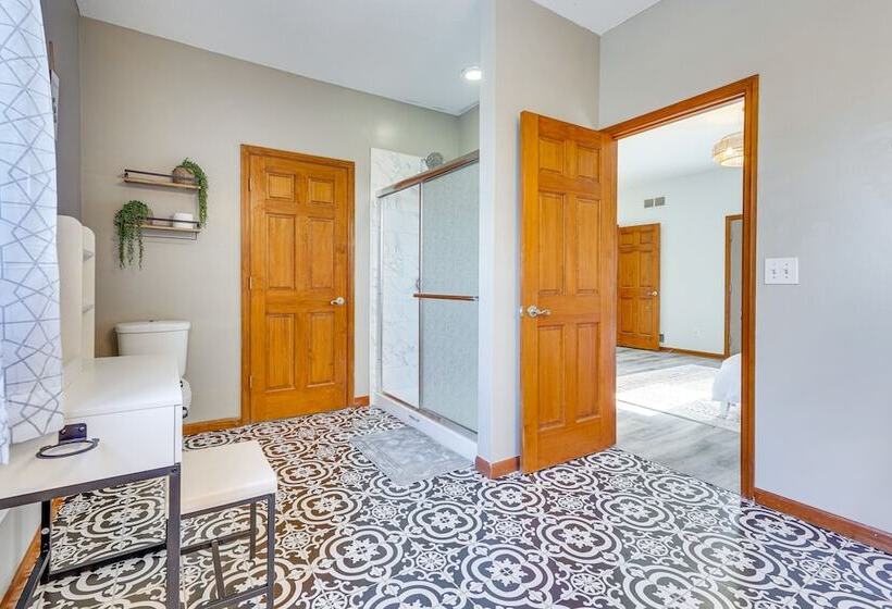 Elegant Pataskala Home W/ Hot Tub & Fire Pit!