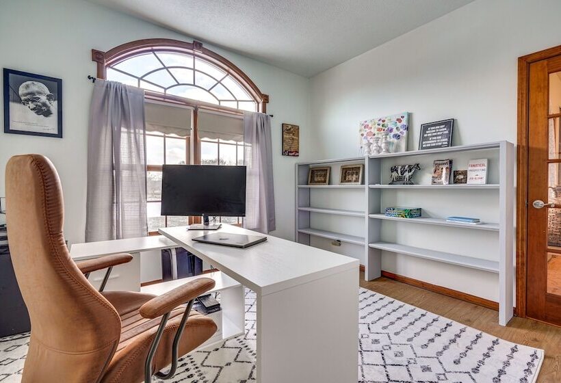 Elegant Pataskala Home W/ Hot Tub & Fire Pit!