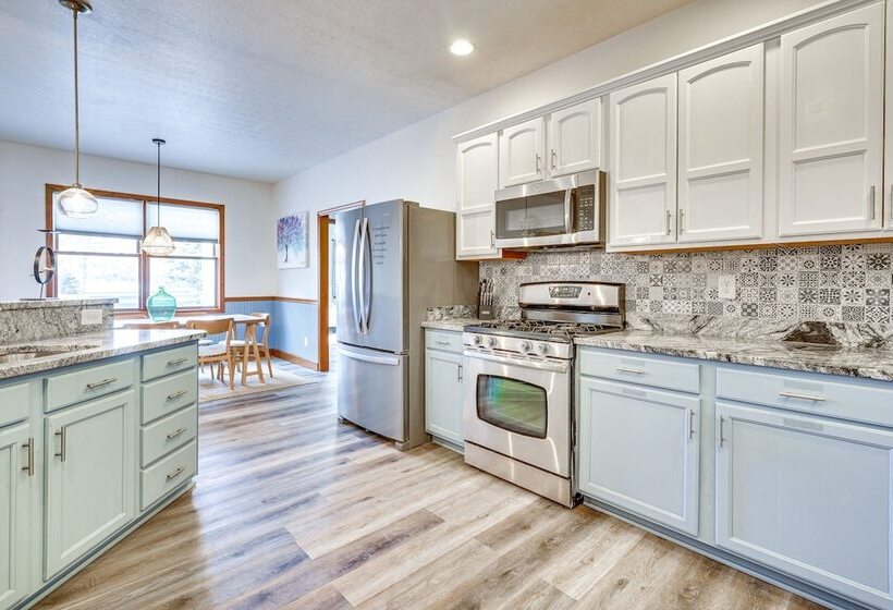 Elegant Pataskala Home W/ Hot Tub & Fire Pit!