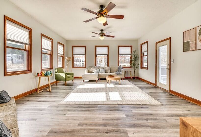 Elegant Pataskala Home W/ Hot Tub & Fire Pit!