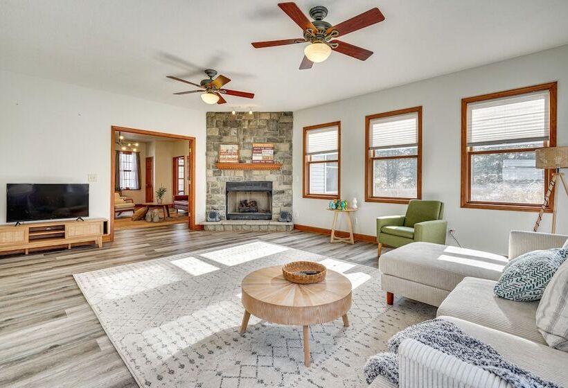 Elegant Pataskala Home W/ Hot Tub & Fire Pit!