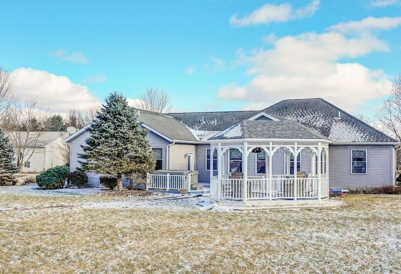 Elegant Pataskala Home W/ Hot Tub & Fire Pit!