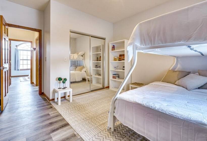 Elegant Pataskala Home W/ Hot Tub & Fire Pit!