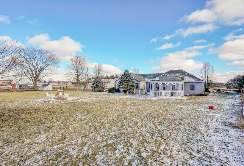 Elegant Pataskala Home W/ Hot Tub & Fire Pit!