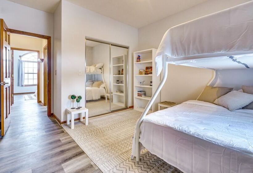 Elegant Pataskala Home W/ Hot Tub & Fire Pit!