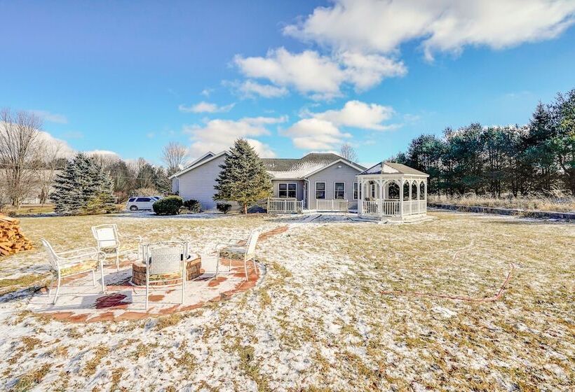 Elegant Pataskala Home W/ Hot Tub & Fire Pit!