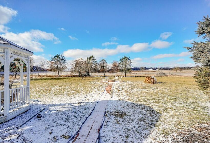 Elegant Pataskala Home W/ Hot Tub & Fire Pit!