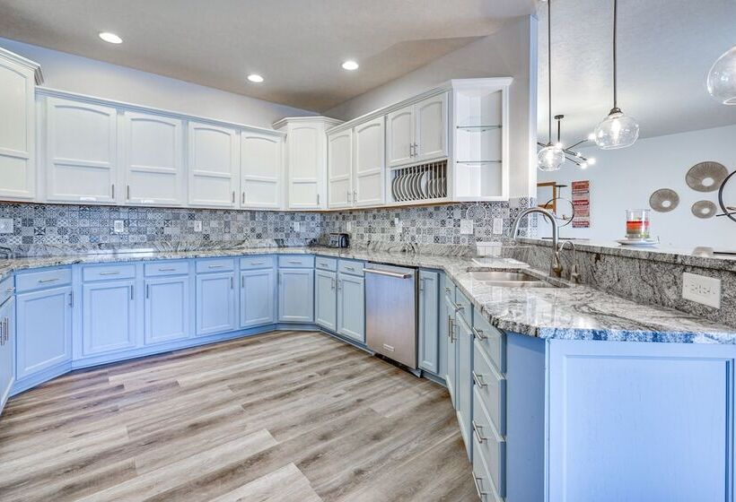 Elegant Pataskala Home W/ Hot Tub & Fire Pit!