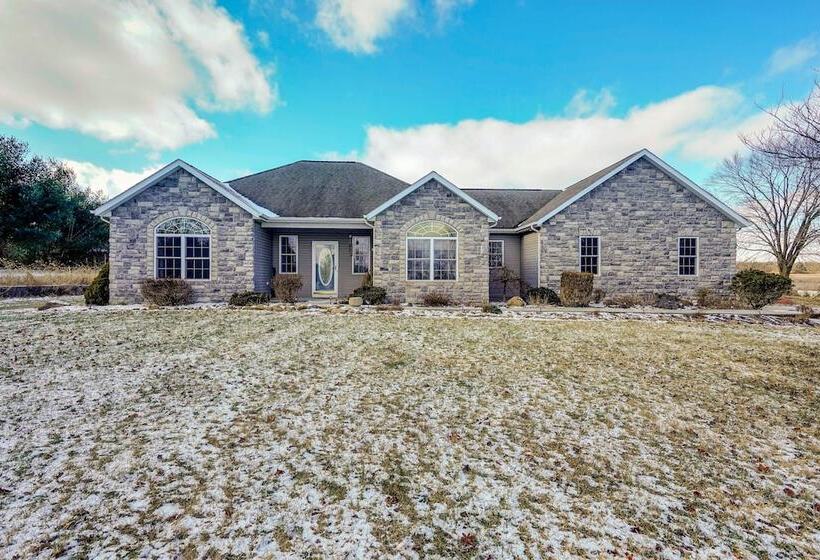 Elegant Pataskala Home W/ Hot Tub & Fire Pit!