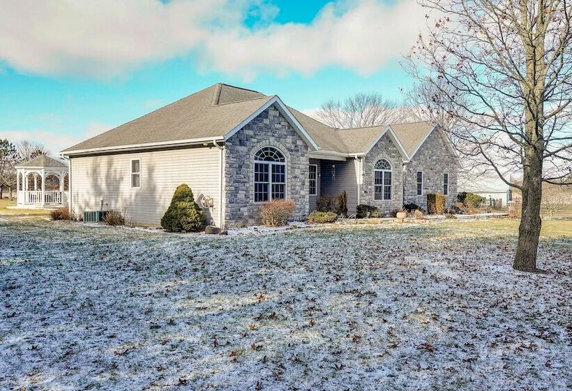 Elegant Pataskala Home W/ Hot Tub & Fire Pit!