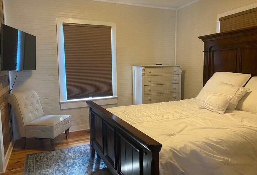 Frank Howard 111 Farmhouse