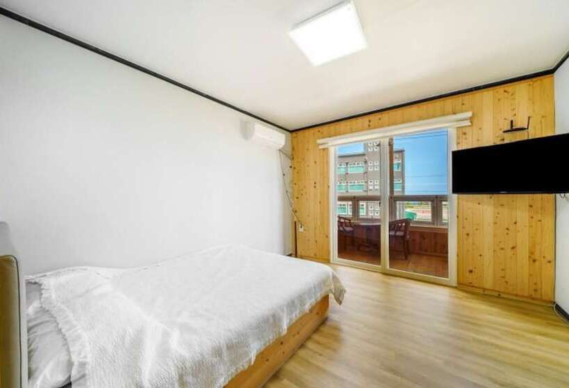 Goseong Hayanpado Pension