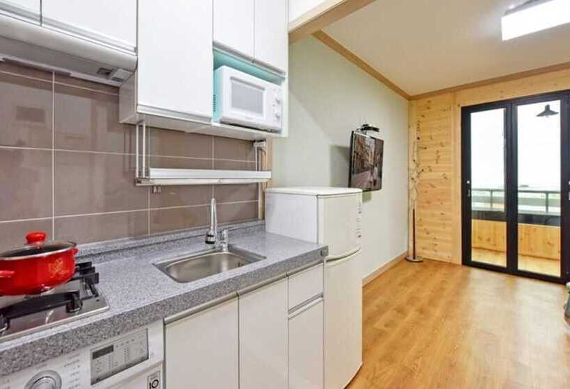 Goseong Hayanpado Pension