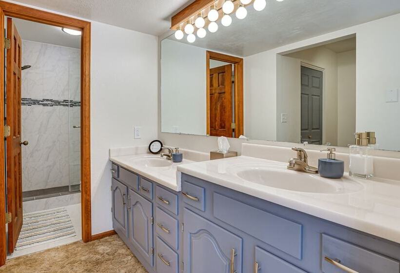 Enjoy Deck + Mtn Views: Grand Lake Retreat!