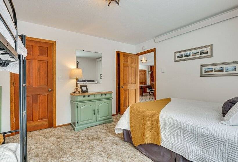 Enjoy Deck + Mtn Views: Grand Lake Retreat!