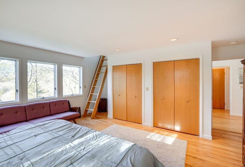 Great Barrington Lakeside Getaway W/ Kayak & Grill