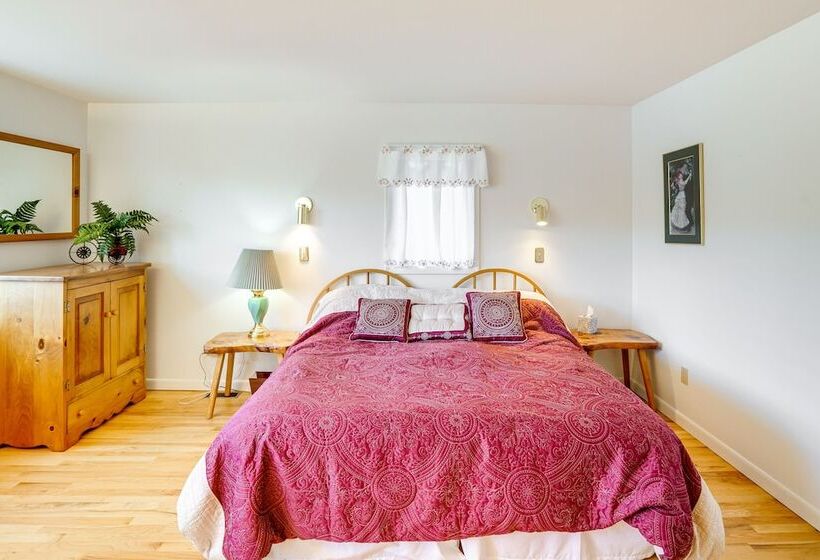 Great Barrington Lakeside Getaway W/ Kayak & Grill