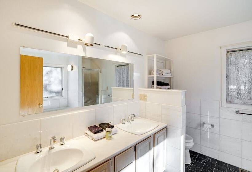 Great Barrington Lakeside Getaway W/ Kayak & Grill