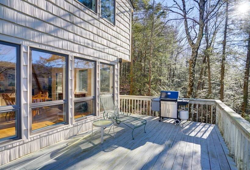 Great Barrington Lakeside Getaway W/ Kayak & Grill