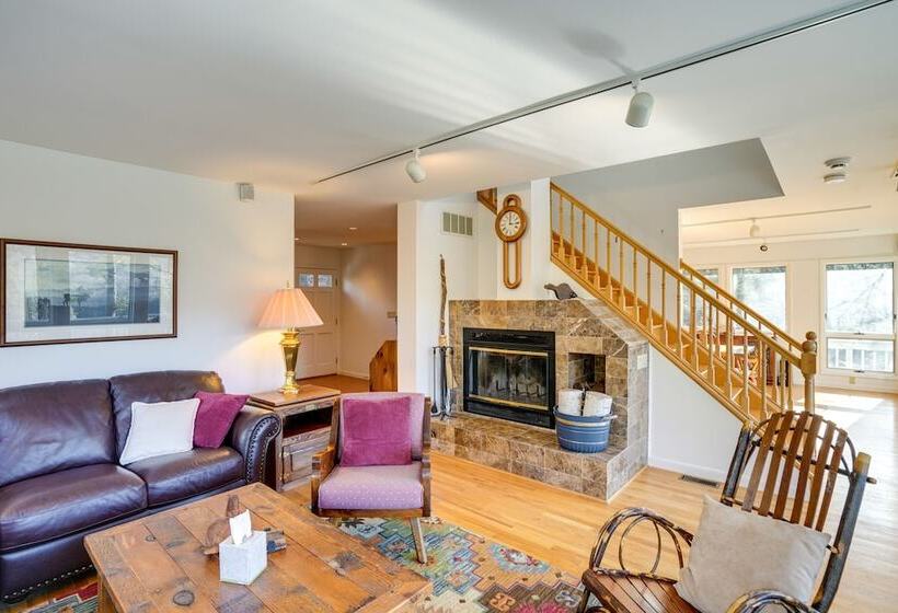 Great Barrington Lakeside Getaway W/ Kayak & Grill