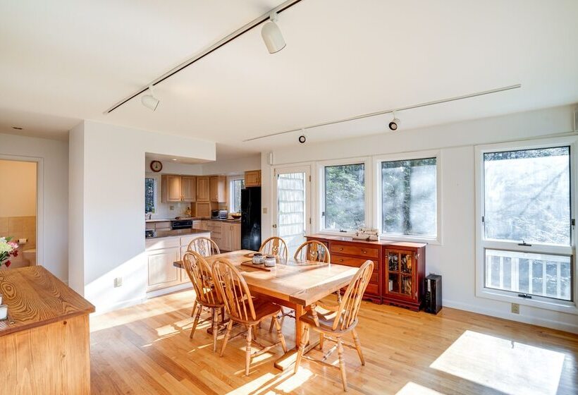 Great Barrington Lakeside Getaway W/ Kayak & Grill