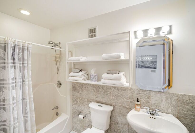 Great Barrington Lakeside Getaway W/ Kayak & Grill