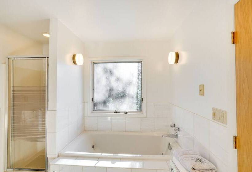 Great Barrington Lakeside Getaway W/ Kayak & Grill