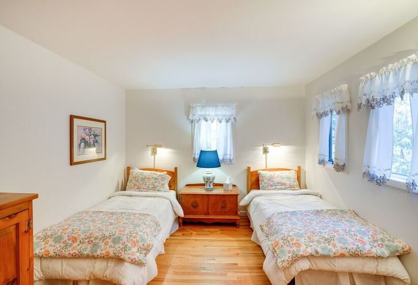 Great Barrington Lakeside Getaway W/ Kayak & Grill