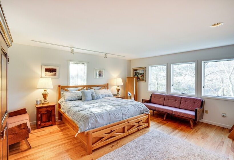 Great Barrington Lakeside Getaway W/ Kayak & Grill