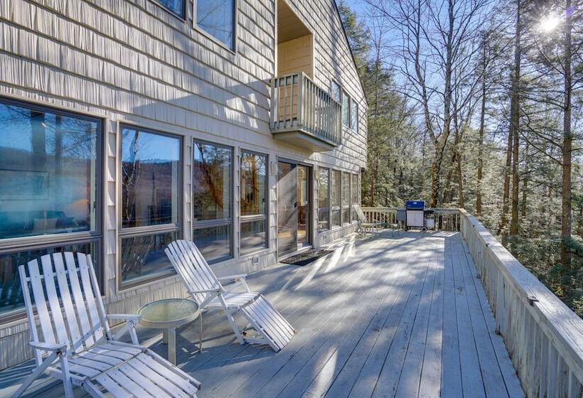 Great Barrington Lakeside Getaway W/ Kayak & Grill