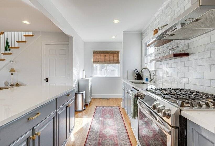 Greenport Home W/ Harbor View Near Ferry & Beaches