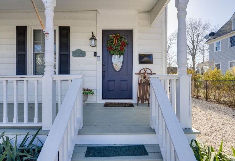 Greenport Home W/ Harbor View Near Ferry & Beaches