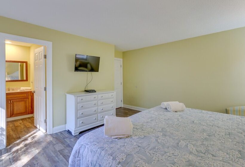 Hilton Head Resort Getaway: Community Beach, Pool!