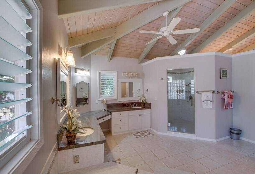 Honomu Home W/ Screened Lanai + Ocean Views!