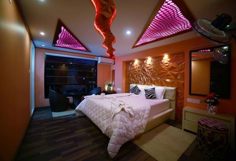 Отель Double Decker Houseboat