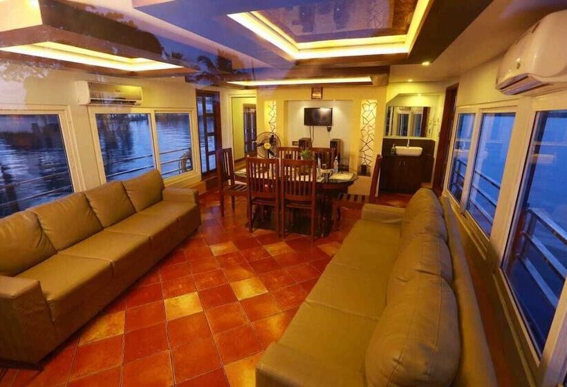 Отель Double Decker Houseboat